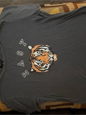 wild fox size L  Gray Tiger Graphic T-Shirt
